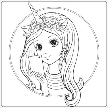 Genç güzel kız uzun ile duymak ve tek boynuzlu at boynuz ve ona gül