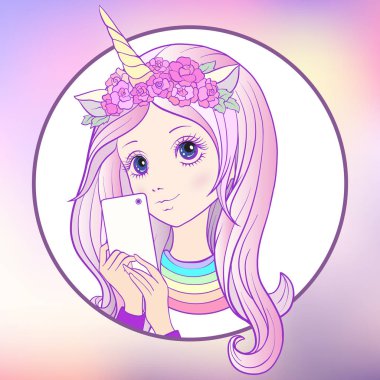 Genç güzel kız pembe renkli uzun multi ile duymak ve tek boynuzlu at ho