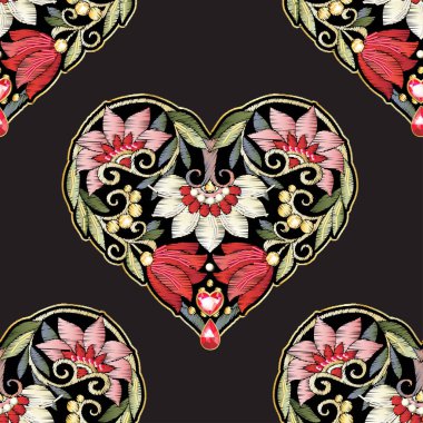 Nakışlı aşk kalp şeklinde bir yama.