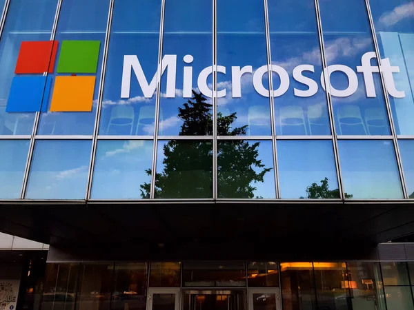 Kantor pusat Microsoft di Bucharest, Rumania — Stok Foto