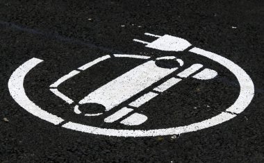 Bükreş 'te elektrikli otomobiller için yüksek elektrik şarj istasyonu