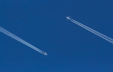 Gökyüzünde uçan uçak