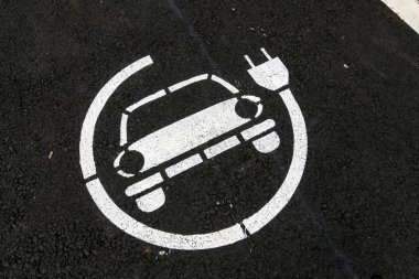 Bükreş 'te elektrikli otomobiller için yüksek elektrik şarj istasyonu