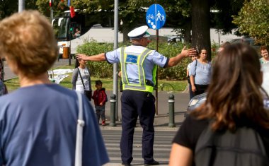 Polis kadın araba trafiğini yönlendirir