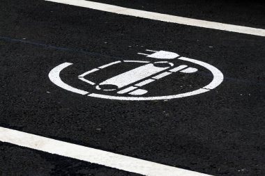 Bükreş 'te elektrikli otomobiller için yüksek elektrik şarj istasyonu