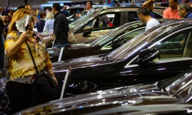 Bükreş, Romanya - 12 Ekim 2019: Romanya 'nın Bükreş kentinde düzenlenen Bükreş Otomobil Fuarı sırasında çok sayıda arabanın parlak kaputları görülüyor. Bu resim sadece editörler içindir..