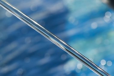 Bükreş, Romanya - 28 Ekim 2018: Bükreş'te halka açık bir çeşmede bir su jeti.