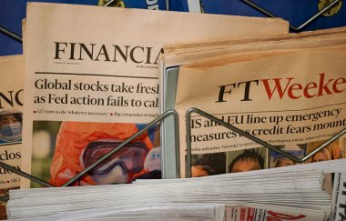 Bükreş, Romanya - 18 Mart 2020: Bükreş 'teki bir butikte bir Financial Times gazetesi ortaya çıktı. Bu resim sadece editörler içindir..