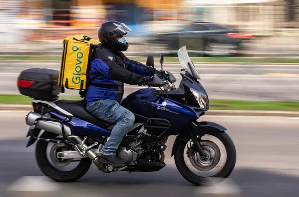 Bucareste Romênia Março 2020 Mensageiro Entrega Alimentos Glovo Usando Máscara — Fotografia de Stock