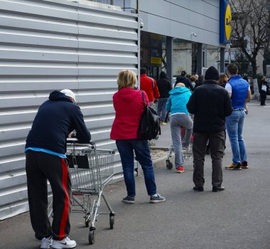 Bükreş, Romanya - 29 Mart 2020: Koronavirüs nedeniyle olağanüstü hal sırasında toplumsal uzaklık kuralı uyarınca insanlar bir Lidl süpermarketinde kuyruğa girdi.