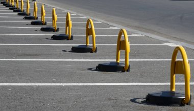 Bükreş, Romanya - 29 Mart 2020: Uzaktan kontrol Bükreş 'te bir otoparka park engeli konmadı