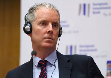 Bükreş, Romanya - 13 Şubat 2020: Andrew McDowell Avrupa Yatırım Bankası başkan yardımcısı Bükreş 'te bir yatırım konferansına katıldı.