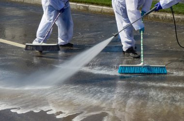 Bükreş, Romanya - 03 Nisan 2020: Temizlik çalışanları Coronavirus 'un yayılmasını önlemek amacıyla çevreye duyarlı köpüklerle sokakları temizliyorlar.
