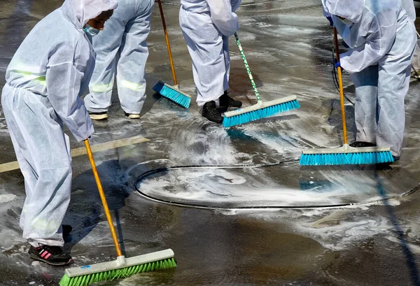 Bukarest Rumänien April 2020 Mitarbeiter Der Hygiene Reinigen Die Straßen — Stockfoto