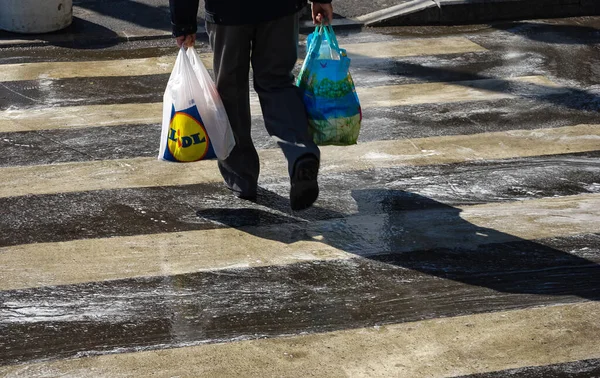 Бухарест Румыния Марта 2020 Мешок Покупок Lidl Перевозится Прохожим Центре — стоковое фото