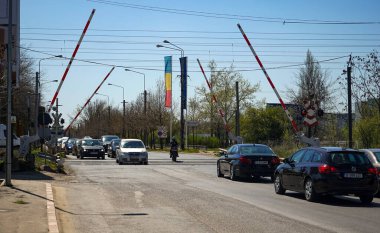 Bükreş, Romanya - 08 Nisan 2020: Bükreş ile Romanya 'nın Voluntari kenti arasındaki demiryolu bariyeri.