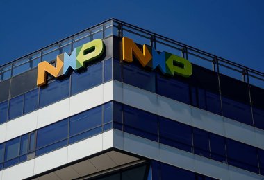 Bükreş, Romanya - 07 Nisan 2020: Amerikalı Hollandalı yarı iletken üreticisi NXP Yarı iletkenlerinin logosu Romanya 'nın Bükreş kentindeki Kampüs 6 ofis kompleksinin tepesinde görülüyor.