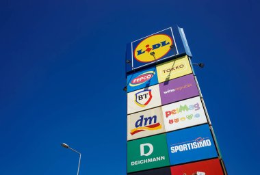 Bükreş, Romanya - 08 Nisan 2020: Alman süpermarket şirketi Lidl 'in belirtileri Romanya' nın Bükreş kentindeki bir alışveriş merkezi sinyal kulesinde görülüyor. Bu resim sadece editörler içindir..
