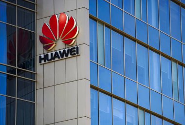 Bükreş, Romanya - 08 Nisan 2020: Çinli telekomünikasyon donanım şirketi Huawei 'nin logosu Romanya' nın Bükreş kentindeki bir binanın tepesinde sergileniyor.