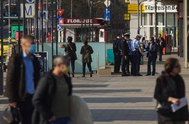 Bükreş, Romanya - 09 Nisan 2020: Polis memurları, gerekli Home Exit sertifikalarına sahip olup olmadıklarını kontrol eden kişileri kontrol ediyorlar. Romanya koronavirüs yüzünden tecrit altında.