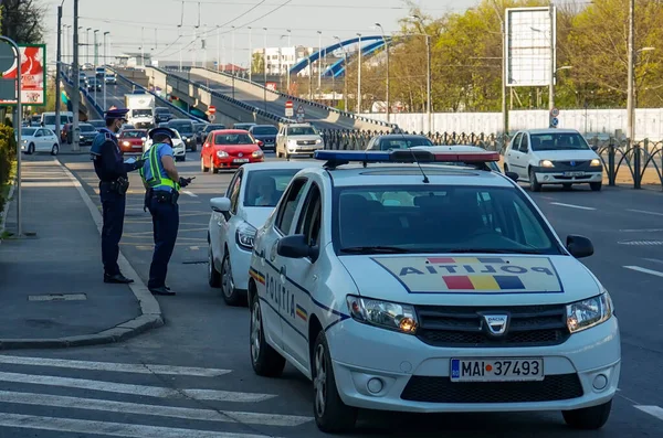 Bükreş Romanya Nisan 2020 Polis Memurları Gerekli Home Exit Sertifikalarına — Stok fotoğraf