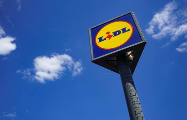 Bükreş, Romanya - 23 Nisan 2020: Alman süpermarket şirketi Lidl 'in belirtileri Romanya' nın Bükreş kentindeki bir alışveriş merkezi sinyal kulesinde görülüyor. Bu resim sadece editörler içindir..