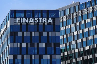 Bükreş, Romanya - 23 Nisan 2020: İngiliz finans teknoloji şirketi Finastra 'nın logosu Bükreş' teki genel merkez binasının tepesinde görülüyor.