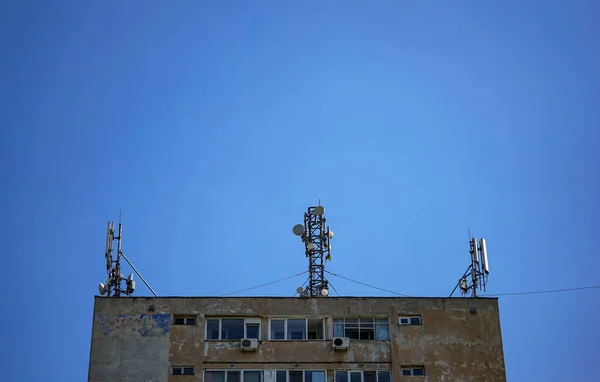 罗马尼亚布加勒斯特 2020年4月23日 许多Gsm电信天线安装在离布加勒斯特一幢大楼的公寓很近的地方 非常危险 仅供编辑用的图像 — 图库照片