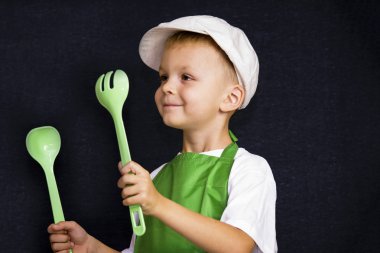 bir kaşık ve çatal ile komik çocuk 