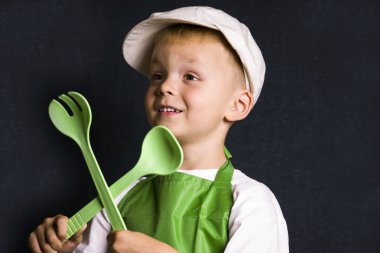 bir kaşık ve çatal ile komik çocuk 