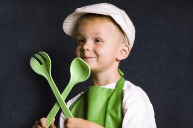 bir kaşık ve çatal ile komik çocuk 