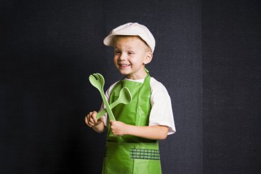 bir kaşık ve çatal ile komik çocuk 