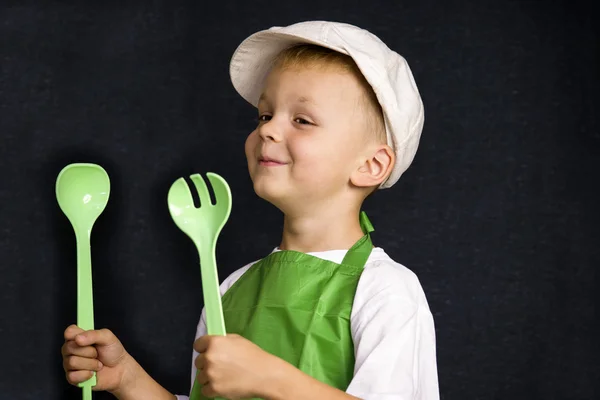 Lustiger Junge mit Löffel und Gabel — Stockfoto