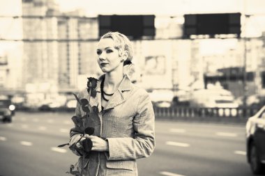 sevimli genç sarışın bir kadın