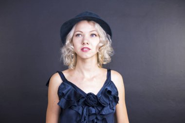 sevimli genç sarışın bir kadın