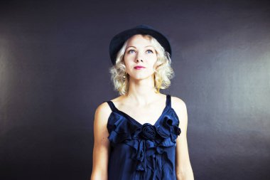 sevimli genç sarışın bir kadın