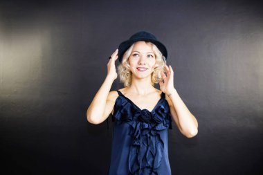 sevimli genç sarışın bir kadın