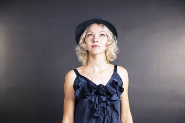 sevimli genç sarışın bir kadın