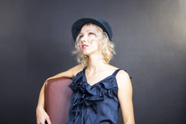 sevimli genç sarışın bir kadın