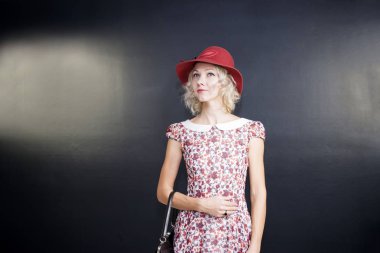 sevimli genç sarışın bir kadın