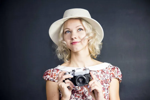 Söt blond tjej — Stockfoto