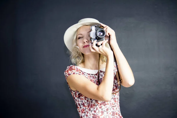 Söt blond tjej — Stockfoto