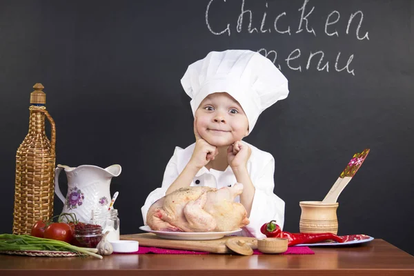 Chłopiec szef kuchni przygotowuje kurczaka — Zdjęcie stockowe