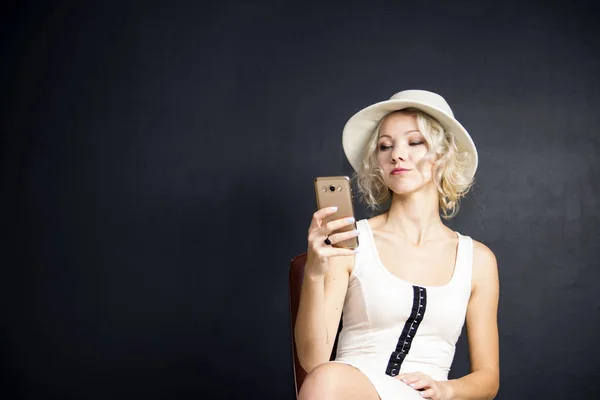 Söt blond tjej och telefon — Stockfoto