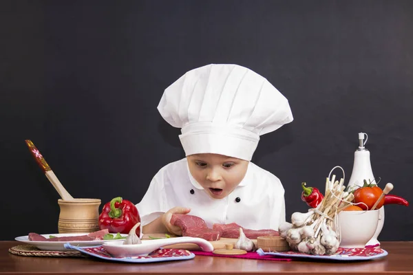 Szef kuchni chłopiec gotowane stek — Zdjęcie stockowe