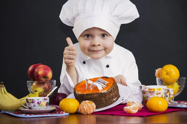 Szef kuchni chłopiec gotowane ciasto owocowe — Zdjęcie stockowe