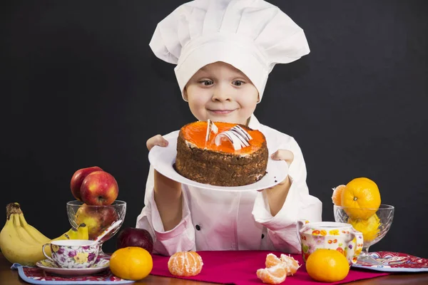 Szef kuchni chłopiec gotowane ciasto owocowe — Zdjęcie stockowe