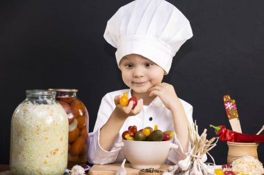  Çocuk Şef Turşu sebze hazırlanmış