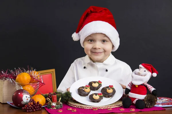 Мальчик будет готовить рождественские кушанья — стоковое фото
