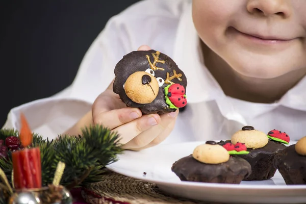 Menino vai cozinhar biscoitos de Natal — Fotografia de Stock